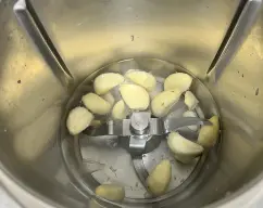Step <p>Volver a poner los ajos pelados, cubrir de agua y Programar en Tm6 HERVIDOR. Enfriar con agua y hielo.</p><p>Programar en Tm5 5min/100ª/vel1/Giro inverso (vigilar cuando llegue a los 100º parar el Thermomix.</p><p>Repetir 3 veces.</p><p><br></p> illustration