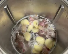 Step <p>Sacar del vaso. </p><p>Retirar las pieles y reservar.</p><p>Quitar el cubrecuchillas.</p> illustration