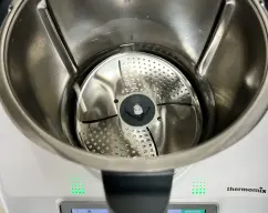 Step <p>Poner el cubrecuchillas</p> illustration