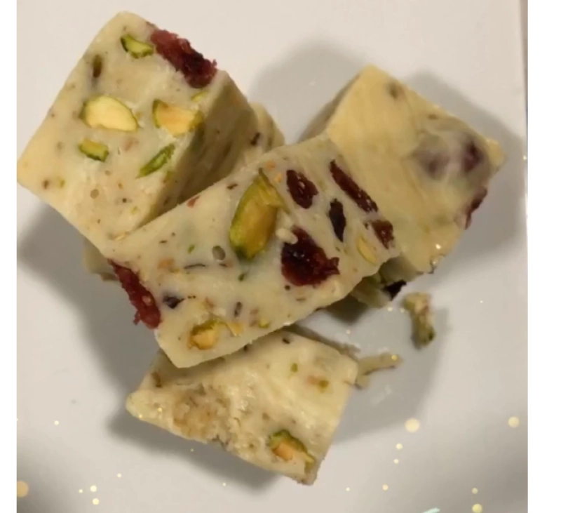 Fudge blanco con pistachos y arándanos