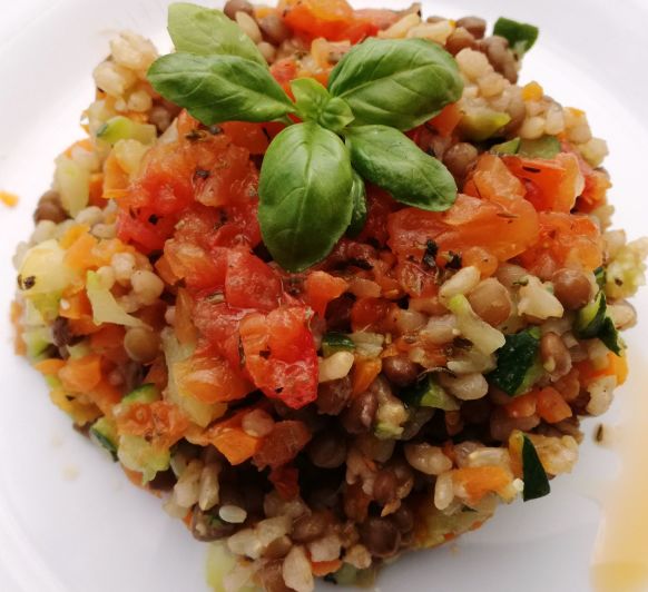 Lentejas, arroz integral y verduras con vinagreta de tomates